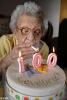 Бабушка отметила свой 100-летний юбилей, выкурив сто семидесятитысячную сигарету