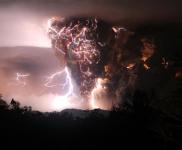 Электрические разряды в облаке пепла вулкана Чаитен в Чили.