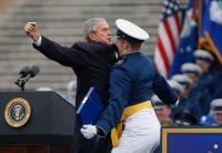 Джордж Буш на церемонии вручения дипломов выпускникам Академии ВВС США в Колорадо-Спрингс