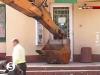 Обиженный украинец заблокировал вход в банк экскаватором