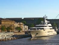 Яхта Абрамовича у Английской набережной в Санкт-Петербурге