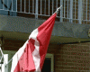 Бывшему солдату грозит выселение из дома за вывешенный на балконе государственный флаг Канады