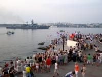 Жители Севастополя встречают Черноморский Флот