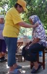 Добровольный саентологический священник помогает пострадавшей от наводнения в Украине