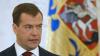 Медведев просит &quot;не подталкивать&quot; его к досрочному сложению полномочий