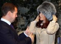 Медведев подарил президенту Аргентины шапку из чернобурки