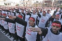 Новые члены движения &quot;Хезболла&quot; принимают присягу. Надпись на белых накидках и красных повязках: &quot;Слава Газе&quot;.