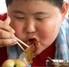 13-летний китайский школьник ест на закуску лягушек и червей