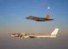США подняли в воздух истребители пятого поколения F-22 Raptor для сопровождения российских самолетов.