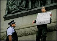 Протест в центре Лондона: &quot;Полиция пыталась меня убить! Остановить коррупцию в полиции!&quot;