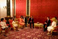 Барак Обама, Мишель Обама и их дочери посещают президента Медведева и его жену