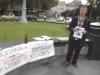Во Львове мужчина приковал себя к скамье, требуя встречи с Виталием Кличко. Кличко - владелец отеля-новостройки, где погиб сына жителя.
