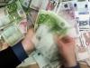 Мужчина отправился по кризисной привычке изучить содержимое мусорного контейнера и нашел на помойке 100 тысяч евро