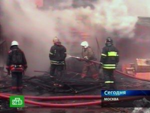 В результате взрыва газа в жилом доме на юго-востоке Москвы погибли три человека, дом будет обследован взрывотехниками - пресс-секретарь мэра Москвы