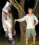 Рекордный улов - окунь весом 113 кг. пойман в реке Нил.