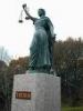 Люди не верят судам, но обращаются туда, потому что больше некуда