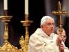 Паломница толкнула папу Римского перед рождественской мессой и он упал.