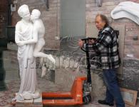 Скульптор из Луганска Николай Шматько работает над изваянием "Поцелуй Иуды" с образом Ю.Тимошенко и В.Ющенко