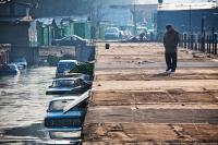 Строители зарыли колодцы для отвода воды.