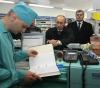 Путин посетил аптеку в Мурманске и проконтролировал цены на лекарства