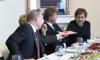 Шевчук рассказал о содержимом папки, которую передал лично в руки Владимиру Путину. Музыкант ждет от премьера ответов на вопросы о золотых унитазах, чистоте озера Байкал и зарплатах чиновников