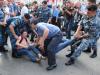 Московские милиционеры скрывают фамилию ответственного за оцепление и задержание участников митинга на Триумфальной площади в Москве 31 мая