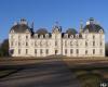 Франция продает свои старинные замки для сокращения госдолга в размере 1,49 трлн евро