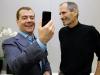 Президент американской компании Apple Стив Джоббс подарил Президенту России новейшую модель культового смартфона iPhone 4G