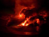 Лава, падающая в прибой на одном из Гавайских островов