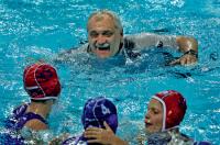 Ватерполистки сборной России обнимаются со своим тренером Александром Кабановым прямо в бассейне  после победы в финальном матче чемпионата Европы .