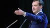 Медведев исполнил мечту вьетнамской девушки, пожав ей руку