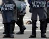 В Афинах разъяренная толпа избила министра