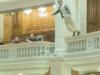 В парламенте Румынии тележурналист выбросился с балкона, протестуя против политики жесткой экономии