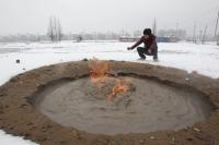 В Китае на стройплощадке образовалась яма, из которой вырывается пламя