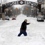 Почти половина США погребена под снегом