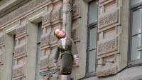 На Невском повесили манекен, похожий на Валю