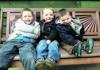 6-летний мальчик продает свои рисунки ради маленького брата