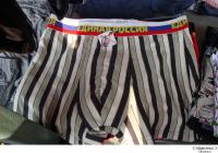 Calvin Clein нервно курит в углу