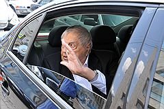 16 июля была официально принята отставка художественного руководителя и директора Театра на Таганке Юрия Любимова