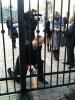 На Украине оппозиция распилила болгаркой забор, отделивший Верховную раду «от народа»