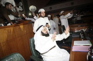 Здание парламента Кувейта взяли штурмом. Оппозиция добивается отставки премьера.