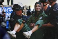Полиция ликвидирует митинг Occupy Los Angeles и нарушает гражданские права митингующего