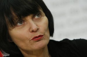 По лицу экс-президента Швейцарии Мишлин Кальми-Ре размазали торт