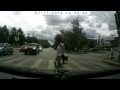 Остановив машину посередине дороги, водитель в Вологде помог пожилой женщине перейти проезжую часть.