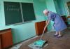 Российские школы начали новый учебный год по традиции: учителя и родители моют, скребут, красят и таскают сломанную мебель