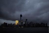 Единственное сияющее здание на Манхэттене — штаб-квартира Goldman Sachs.