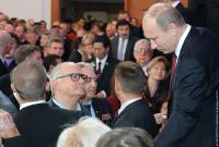 Охрана ограждает Путина от доверенного лица…