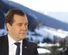 Медведев: Без обилия нефтедолларов экономика России не рухнет