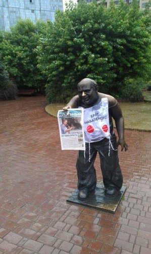 Алексей Навальный: плакаты «за Навального» на московских памятниках развесил штаб Собянина