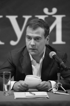 НТВ: Медведев поздравил однопартийцев с победой на выборах глав Москвы и Подмосковья [а мы то думали «победил» «самовыдвиженец»]